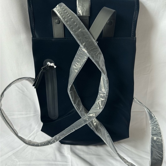 NWOT Rains Bucket Bag Backpack in Ink Patent Blue with Shine RARE COLOR Unisex - Picture 3 of 6